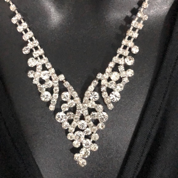 Jewelry - SPARKLING V-SHAPED DIAMOND RHINESTONE NECKLACE